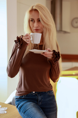 Bluzka Nessy Mirale z mikrofibry – damska bluzka z różą na rękawach- brązowa