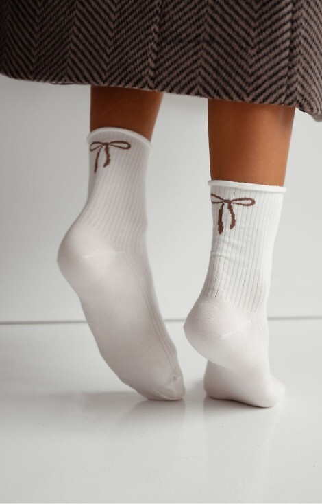 0200-193 Skarpetki damskie z kokardką Milena ecru–bawełniane prążkowane