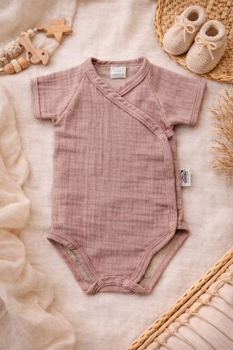 Body muślinowe Just Muslin 03235KR Makoma rose– krótki rękaw, kopertowe, 100% bawełna