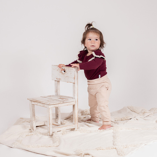 217098 Alisa Body bawełniane Nicol z długim rękawem – burgund, falbanki