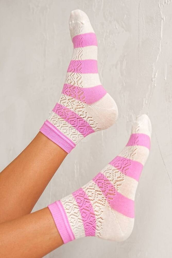 0989-003 Ażur Paski Skarpety damskie ażur Milena - ecru-fuksja