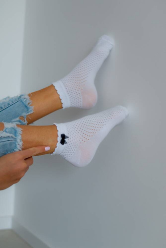 1115 Zakostki Damskie Ażur Milena - biały-czarna kokardka