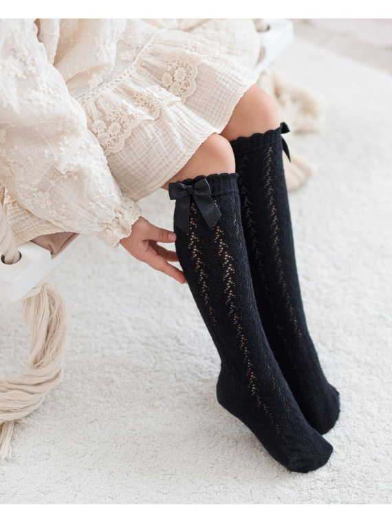 1382 Podkolanówki dziecięce ażurowe z kokardką – bawełniane Milena, Czarny