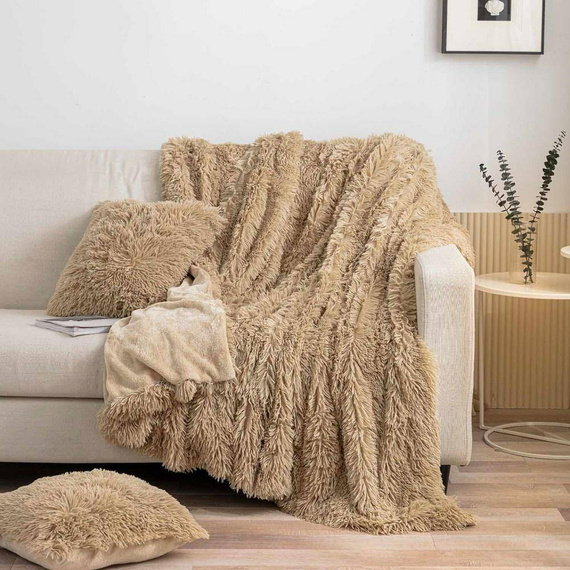 Yeti Koc narzuta włochacz futrzak fotelówka Spod Igły i Nitki pudrowy