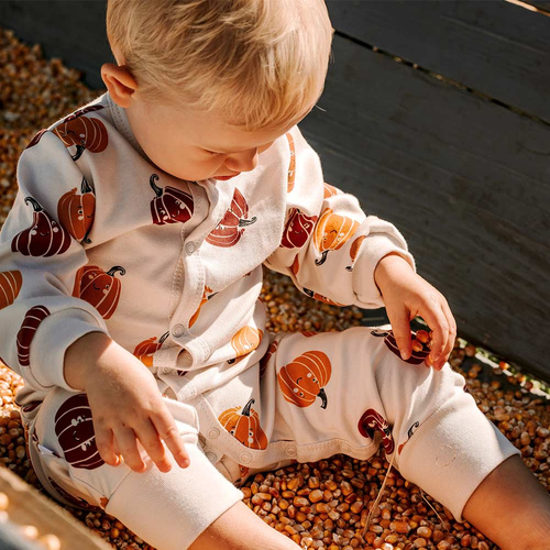 Pajac dziecięcy Eevi Halloween – ecru, dynie, bez stópek, bawełna