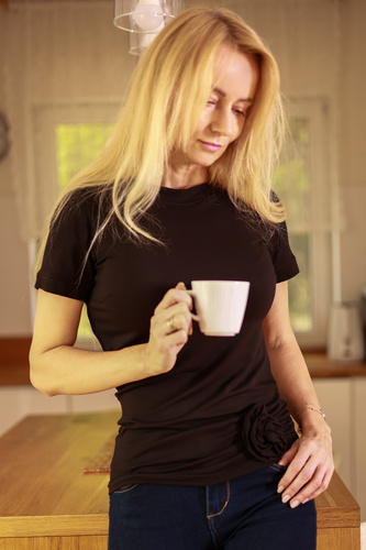 Lily Bluzka damska Mirale z wiskozy – krótki rękaw, ozdobna róża - czarny