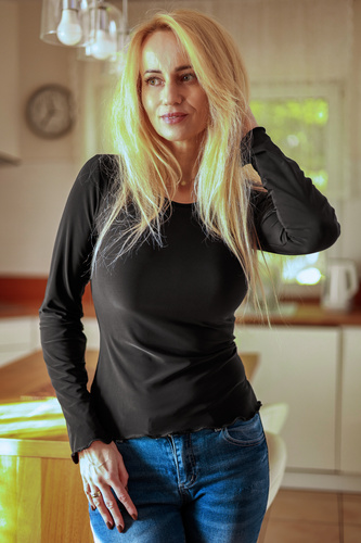 Bluzka Selena Mirale z mikrofibry – dopasowana bluzka z falbanką-czarna