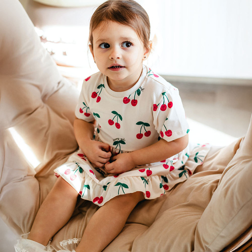 Sukienka dziewczęca Cherry Eevi ecru – 95% bawełna, falbanka, komfort na co dzień