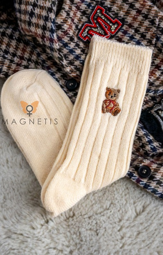 YN5041 Ciepłe skarpety damskie Magnetis ecru  – prążkowane z haftem misia