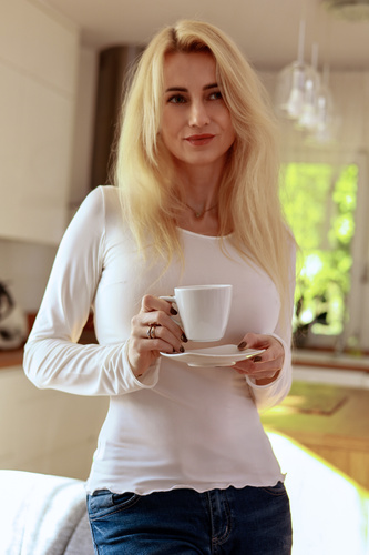 Bluzka Selena Mirale z mikrofibry – dopasowana bluzka z falbanką- ecru