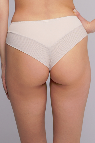 2256 Figi Brazyliany Ava beige– gładka mikrofibra, zmysłowe wykończenie, idealne dopasowanie