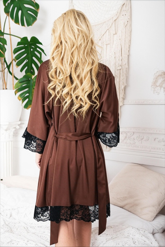 Sumi Kalimo – satynowy szlafrok damski z koronką, elegancki brązowy szlafrok z paskiem