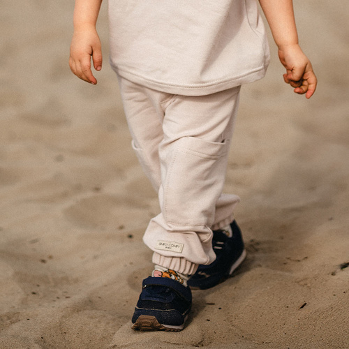 Simply Comfy Spodnie dziecięce dresowe Eevi beżowe  – 100% bawełna, z kieszeniami