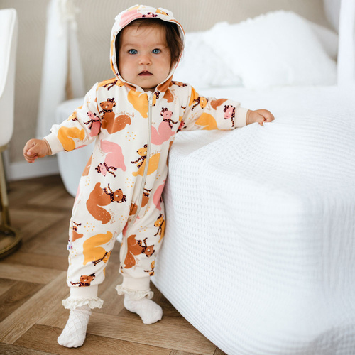 Fluffy Tails Kombinezon dziecięcy dresowy Eevi – ecru, z kapturem i jesiennym nadrukiem