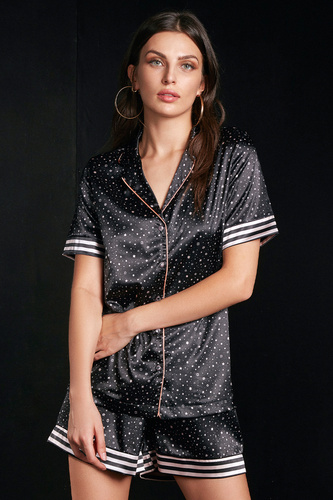 D1101 Piżama damska satynowa Exes – rozpinana koszula i szorty w gwiazdki