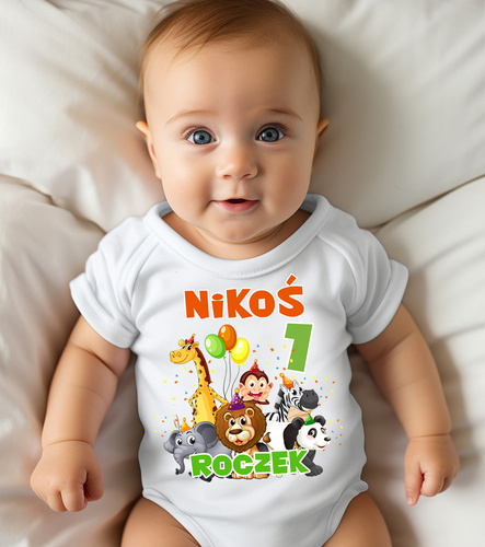 SKU A047 "Roczek urodziny z imieniem Safari" Body krótki rękaw na roczek Moocha biały