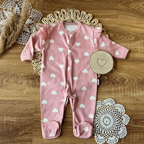 Mamatti pajacyk niemowlęcy PA13040 SERCA – bawełniany, ze stópkami, na napy, różowy