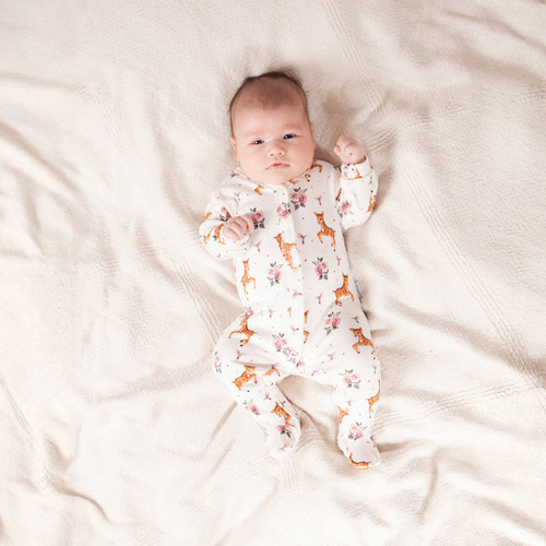 216031 Lala Pajac niemowlęcy Nicol – bawełna, wzór w sarenki i róże