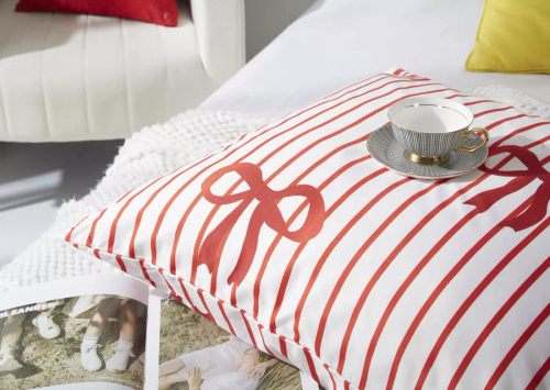 Xmass Bow Pościel mikrosatynowa świąteczna biała czerwona kokardy I25 Spod Igły i Nitki – miękka, gładka i trwała