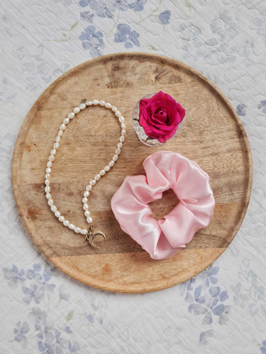 GS Scrunchie satynowa gumka do włosów Marija - różowy