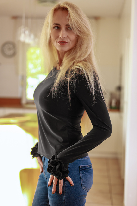 Bluzka Nessy Mirale z mikrofibry – damska bluzka z różą na rękawach- czarna