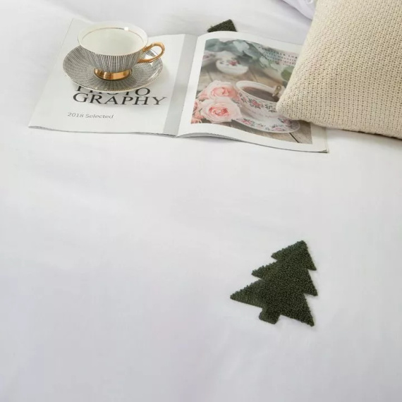 Cuty Christmas Pościel świąteczna z mikrofibry Spod Igły i Nitki – biała z aplikacjami 3D zielona choinki, zapięcie na suwak
