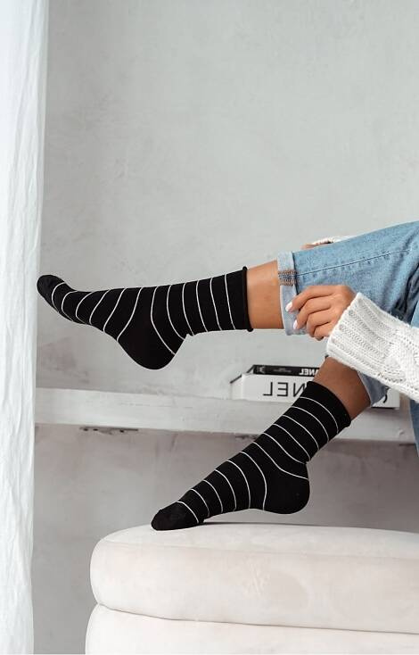 0200-059 Paski lurex Skarpety damskie Milena - czarny