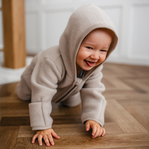 Kombinezon niemowlęcy z wełny merino Eevi – beżowy, miękki i oddychający