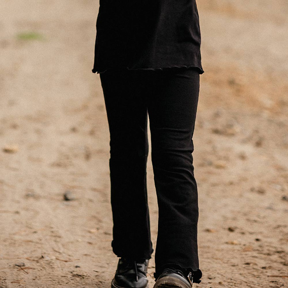 Simply Comfy Legginsy dziecięce dzwony Eevi czarne– 100% bawełna, wygodne i stylowe