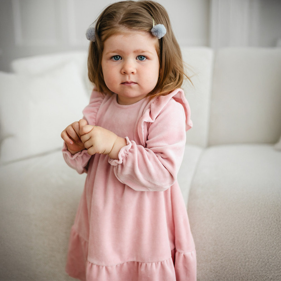 Fluffy Tails Sukienka welurowa Eevi  – różowa, z falbankami na ramionach