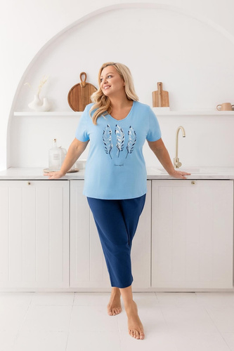 Piżama Damska Bawełniana Regina 742 niebieski– Dekolt V, Krótki Rękaw, Koszulka z Nadrukiem, Spodnie 3/4, 100% Bawełna