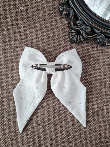 KMB16 Muślinowa kokarda do włosów z automatyczną klamrą Marija - biały