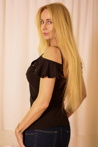 Vera Bluzka damska Mirale – odkryte ramię, falbanka, wiskoza - czarny