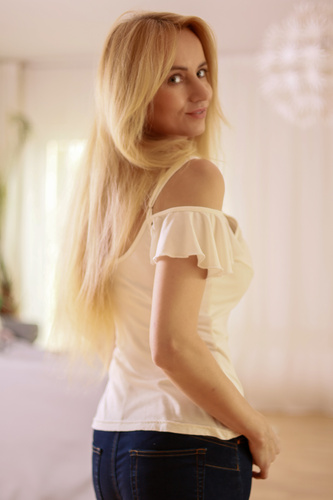 Vera Bluzka damska Mirale – odkryte ramię, falbanka, wiskoza - ecru