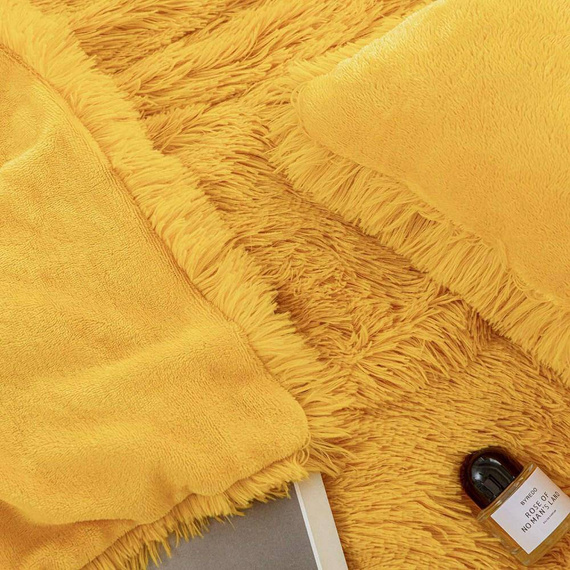 Yeti Koc narzuta włochacz futrzak fotelówka Spod Igły i Nitki pudrowy