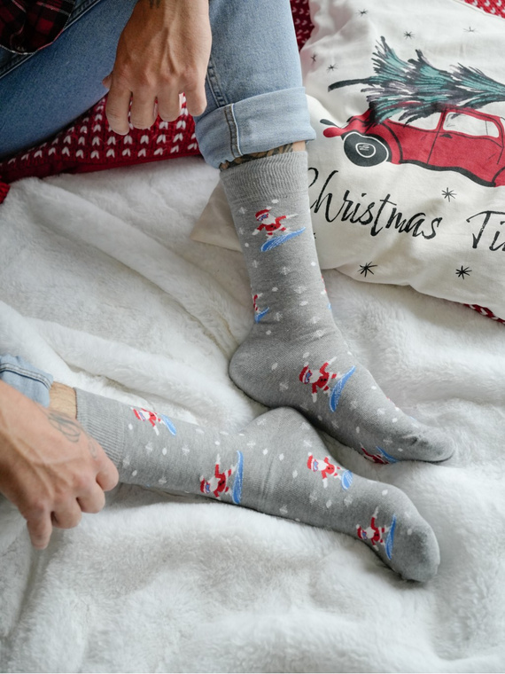 1290-032 Skarpety męskie świąteczne Milena – Mikołaj na Snowboardzie, melanż jasny	