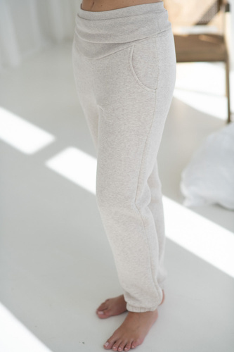 Motherhood Spodnie ciążowe Milk&Love latte melange– gruba dzianina, elastyczny pas, bawełna z poliestrem, Oeko-Tex