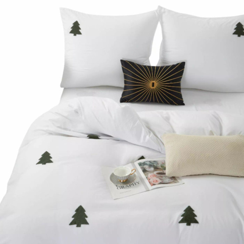 Cuty Christmas Pościel świąteczna z mikrofibry Spod Igły i Nitki – biała z aplikacjami 3D zielona choinki, zapięcie na suwak