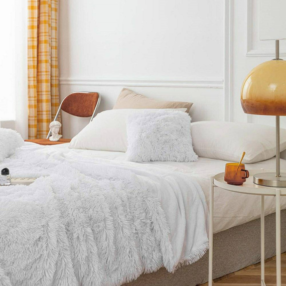 Yeti Koc narzuta włochacz futrzak fotelówka Spod Igły i Nitki pudrowy