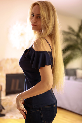 Vera Bluzka damska Mirale – odkryte ramię, falbanka, wiskoza - granatowy