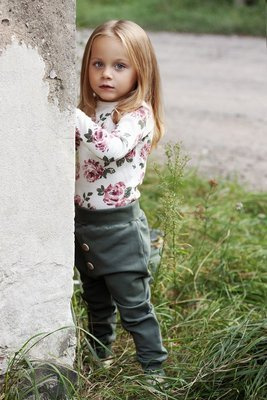 10218K "ROSES" Spodnie niemowlęce dresowe Makoma khaki