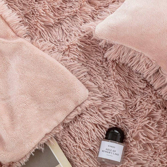 Yeti Koc narzuta włochacz futrzak fotelówka Spod Igły i Nitki pudrowy