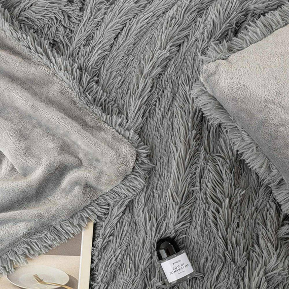 Yeti Koc narzuta włochacz futrzak fotelówka Spod Igły i Nitki pudrowy