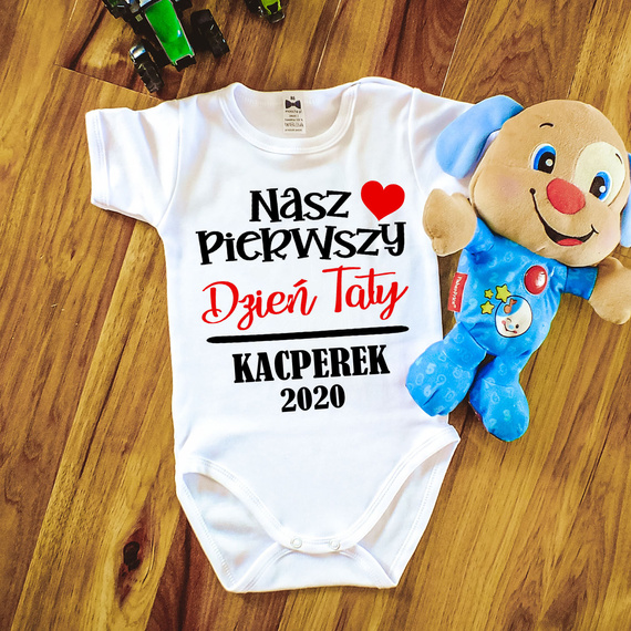 SKU N052TS-1 "Nasz Dzień Taty z imieniem" Body personalizowane, na Dzień Ojca, krótki rękaw, bawełna Moocha biały
