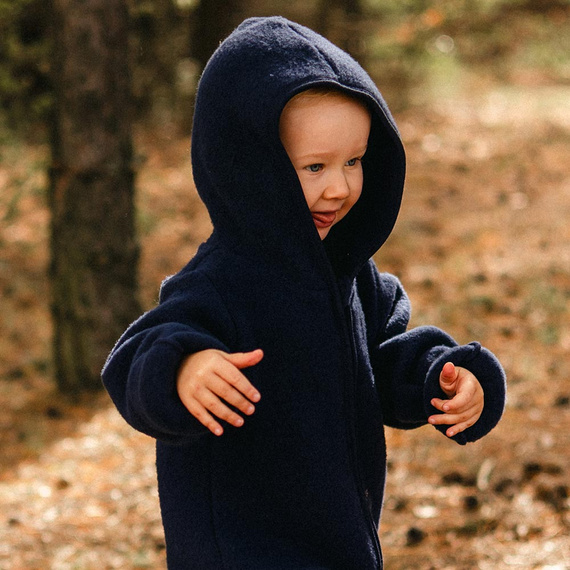 Kombinezon niemowlęcy z wełny merino Eevi – granatowy, miękki i oddychający