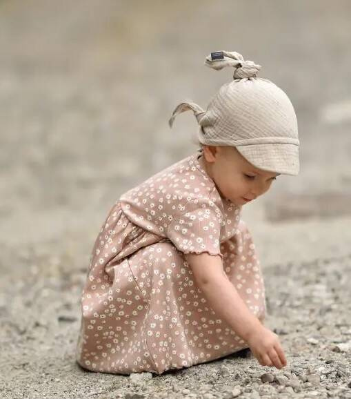 Cotton Muślin Chustka z daszkiem wiązana Makaszka - almondine