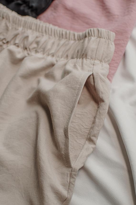 Maeve 875 Spodnie piżamowe damskie De Lafense – długie, gładkie, z kieszeniami - piasek