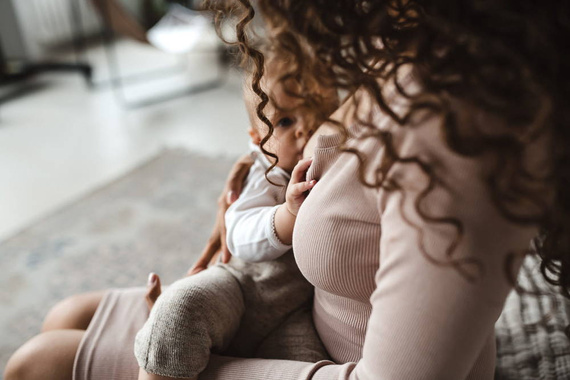 Tummy Sukienka ciążowa i do karmienia z dzianiny w prążek Milk&Love beżowy