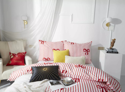 Xmass Bow Pościel mikrosatynowa świąteczna biała czerwona kokardy I25 Spod Igły i Nitki – miękka, gładka i trwała