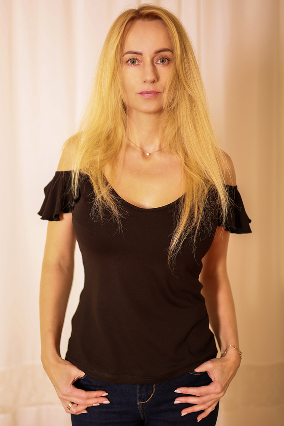 Vera Bluzka damska Mirale – odkryte ramię, falbanka, wiskoza - czarny